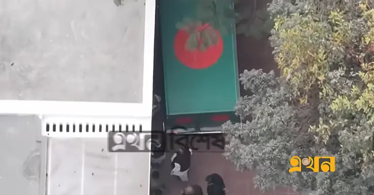 ফিরোজায় খালেদা জিয়ার মরদেহবাহী অ্যাম্বুলেন্স